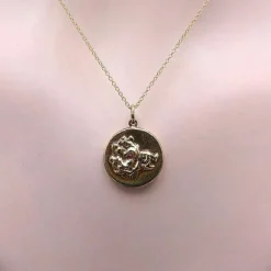 Pendentif-breloque en or 14 carats et rubis d'inspiration victorienne en forme de sanglier