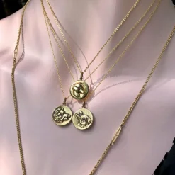 Pendentif-breloque en or 14 carats et rubis d'inspiration victorienne en forme de sanglier