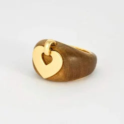 POIRAY - COEUR SECRET- Bague en or jaune et bois de santal