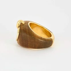 POIRAY - COEUR SECRET- Bague en or jaune et bois de santal