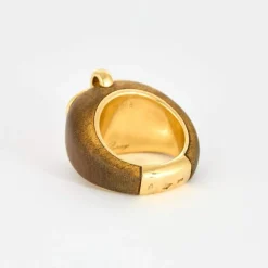 POIRAY - COEUR SECRET- Bague en or jaune et bois de santal