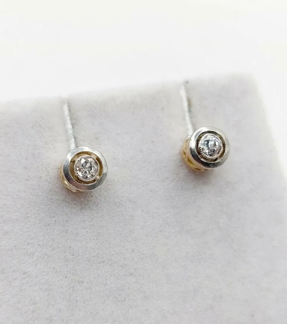 Puces d'oreilles Art Déco or jaune, platine et diamants taille ancienne (circa 1920)