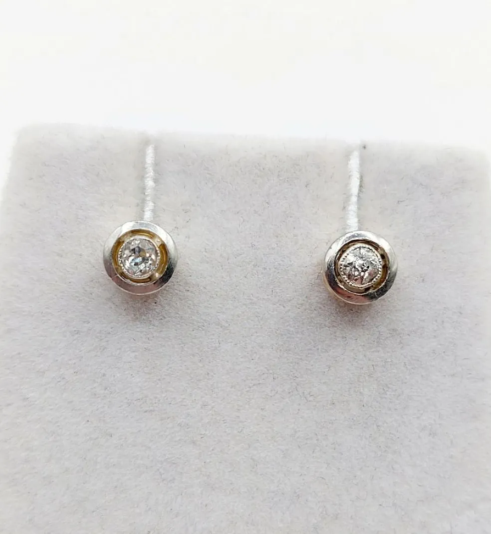 Puces d'oreilles Art Déco or jaune, platine et diamants taille ancienne (circa 1920)