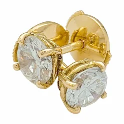 Puces d'oreilles diamants.