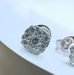 Puces d’oreilles en diamants sur or blanc