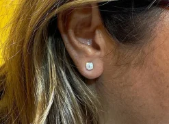 Puces d’oreilles en diamants sur or blanc