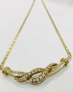 Ravissant collier or jaune et diamants entrelacés.