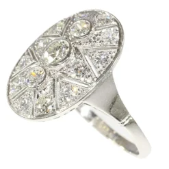 Romance éternelle : bague Art Déco en platine et diamants des années 1950