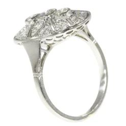 Romance éternelle : bague Art Déco en platine et diamants des années 1950