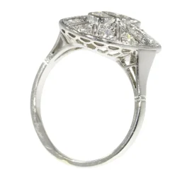 Romance éternelle : bague Art Déco en platine et diamants des années 1950