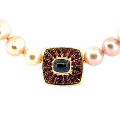 Sautoir en perles motif or, saphir et grenats