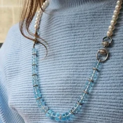 Sautoir en perles naturelles et topazes bleues