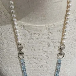Sautoir en perles naturelles et topazes bleues