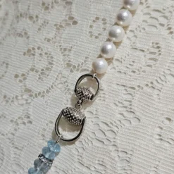 Sautoir en perles naturelles et topazes bleues