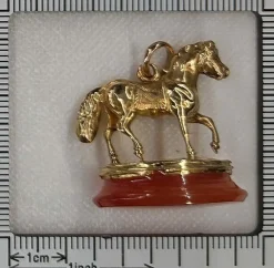 Sceau pendentif cheval en or vintage