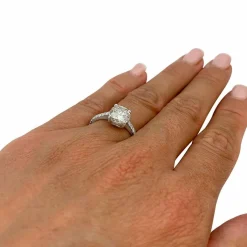Solitaire accompagné, diamant 1,53 carat.