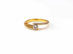 Solitaire design or jaune et diamant