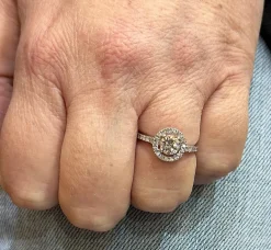 Solitaire en diamants sur or blanc 18 carats