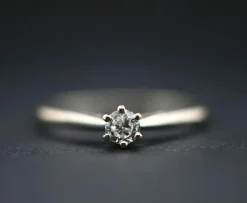 Solitaire en or blanc avec diamant de 0,10 carat