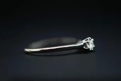 Solitaire en or blanc avec diamant de 0,10 carat