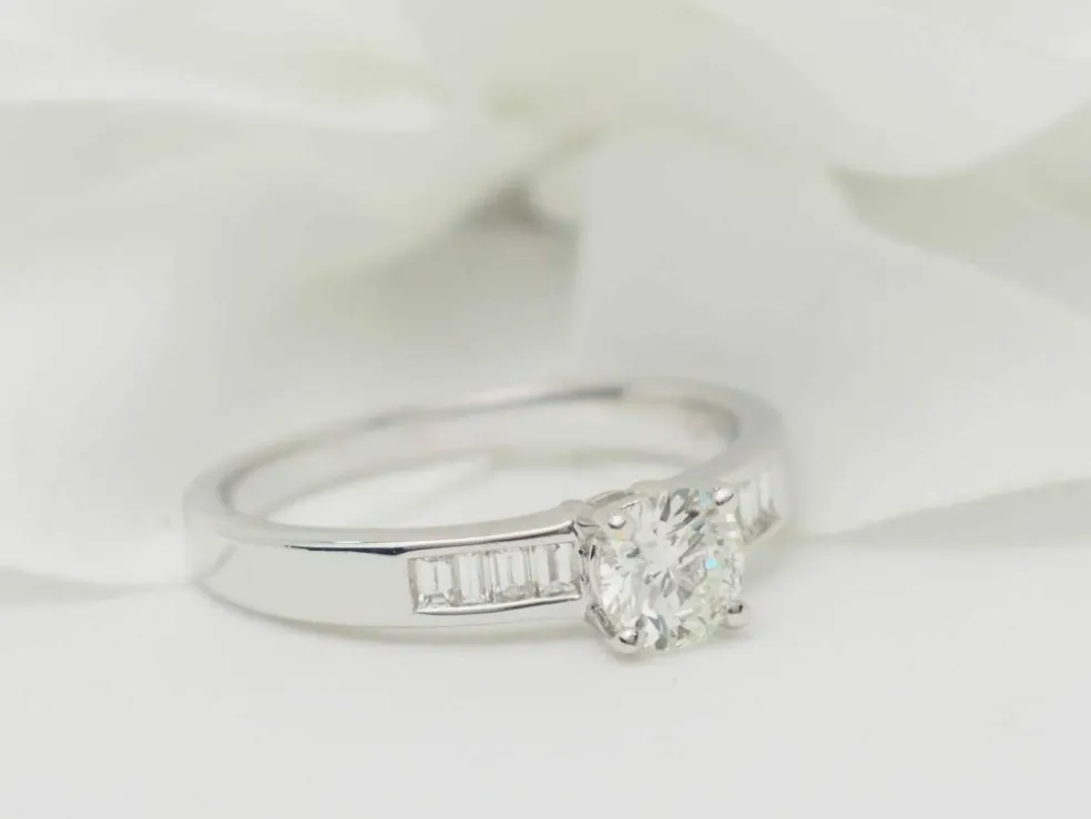 Solitaire en or blanc et diamant rond de 0,52 ct