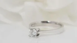 solitaire en or blanc et diamant 0,41 ct Certifié