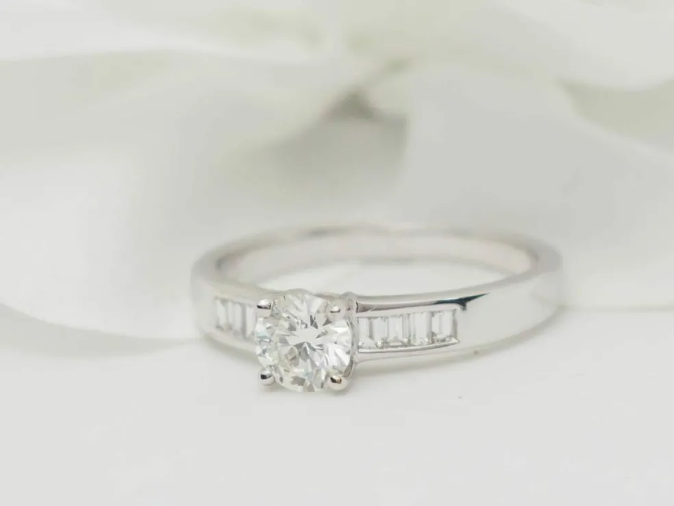 Solitaire en or blanc et diamant rond de 0,52 ct