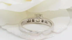 Solitaire en or blanc et diamant rond de 0,52 ct, diamants baguettes
