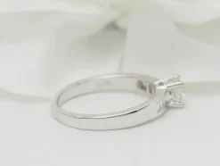 Solitaire en or blanc et diamant rond de 0,52 ct