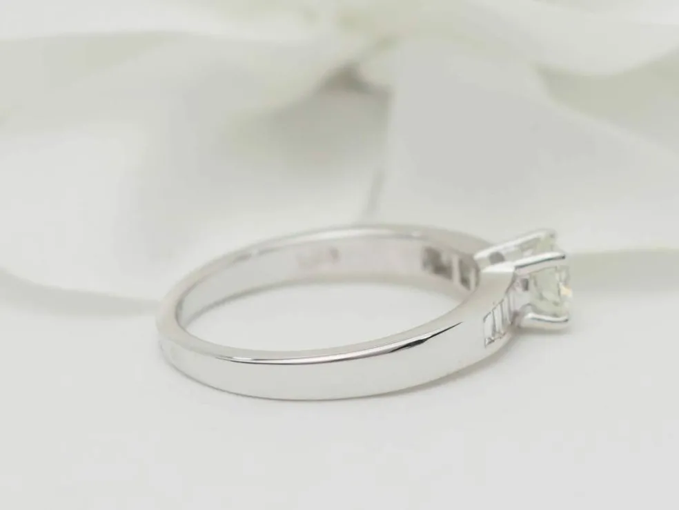 Solitaire en or blanc et diamant rond de 0,52 ct
