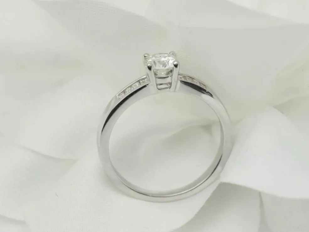 Solitaire en or blanc et diamant rond de 0,52 ct