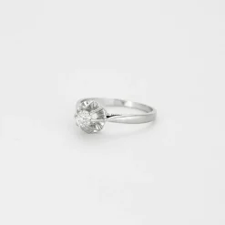 Solitaire en or gris