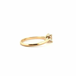 Solitaire en or jaune 18 carats diamants princesse