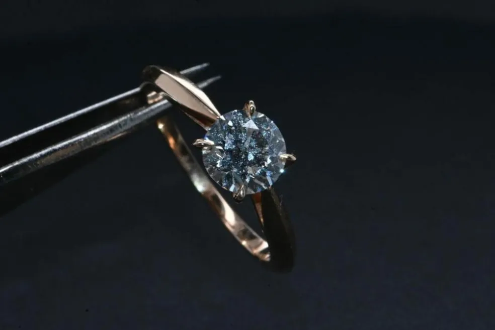 Solitaire en or rose serti d'un diamant