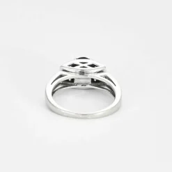 Solitaire or blanc, saphir et diamants
