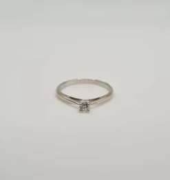 Solitaire or blanc serti d'un diamant
