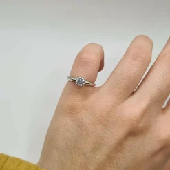 Solitaire or blanc serti d'un diamant