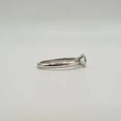 Solitaire or blanc serti d'un diamant