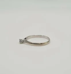 Solitaire or blanc serti d'un diamant
