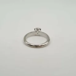 Solitaire or blanc serti d'un diamant