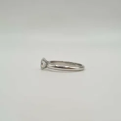 Solitaire or blanc serti d'un diamant