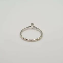 Solitaire or blanc serti d'un diamant