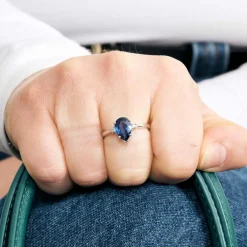 Solitaire or gris, saphir et diamants