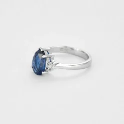 Solitaire or gris, saphir et diamants