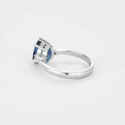 Solitaire or gris, saphir et diamants