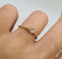 Solitaire or jaune serti d'un diamant taille ancienne