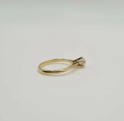 Solitaire or jaune serti d'un diamant taille ancienne