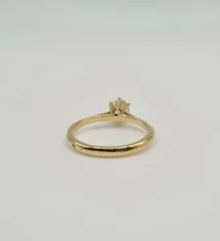 Solitaire or jaune serti d'un diamant taille ancienne