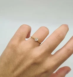 Solitaire or jaune serti d'un diamant taille ancienne