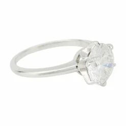 Solitaire platine et diamant, 2,23 carats.